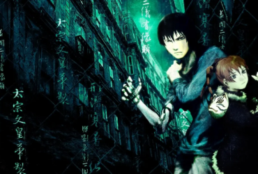 Arte de Texhnolyze com paleta verde-azulada, mostrando um homem de cabelo preto com expressão séria e braço mecânico em primeiro plano, ao lado de um jovem com olhar cansado, com prédios escuros ao fundo e caracteres japoneses espalhados pela composição.