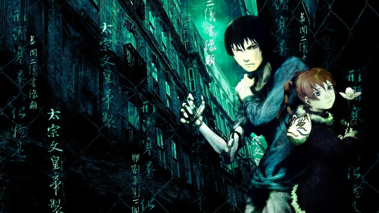 Arte de Texhnolyze com paleta verde-azulada, mostrando um homem de cabelo preto com expressão séria e braço mecânico em primeiro plano, ao lado de um jovem com olhar cansado, com prédios escuros ao fundo e caracteres japoneses espalhados pela composição.