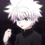 Killua Zoldyck, de Hunter x Hunter, com cabelo branco espetado e olhos azuis, usando roupa preta, com expressão travessa e língua para fora, com o fundo escuro e desfocado.