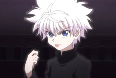 Killua Zoldyck, de Hunter x Hunter, com cabelo branco espetado e olhos azuis, usando roupa preta, com expressão travessa e língua para fora, com o fundo escuro e desfocado.