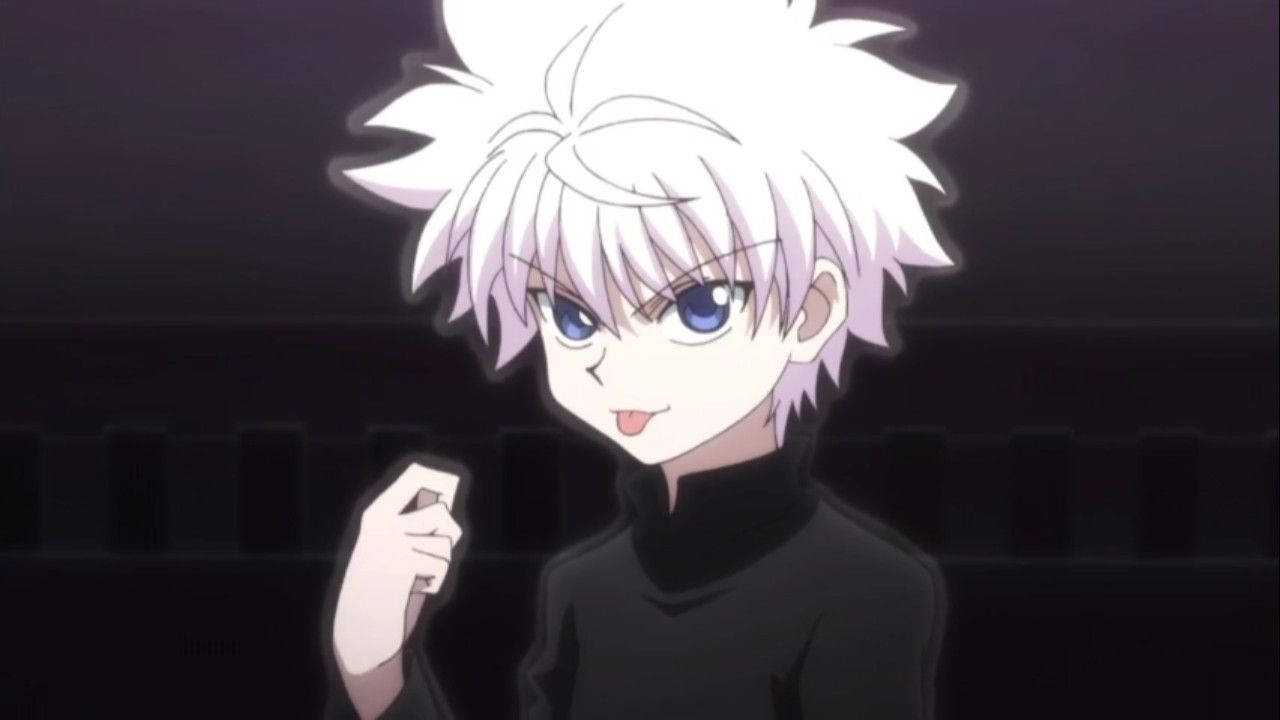 Killua Zoldyck, de Hunter x Hunter, com cabelo branco espetado e olhos azuis, usando roupa preta, com expressão travessa e língua para fora, com o fundo escuro e desfocado.