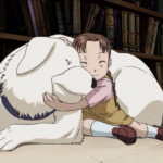 Cena de Fullmetal Alchemist em que Nina Tucker abraça o cachorro Alexander em um cômodo com estantes de livros ao fundo.