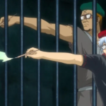 Cena de Gintama com dois personagens atrás de grades. Em primeiro plano, um personagem de cabelo prateado com boina vermelha aponta um pincel que solta um efeito de tinta clara. Ao fundo, outro personagem com óculos e boina verde faz o mesmo, em um cenário escuro.