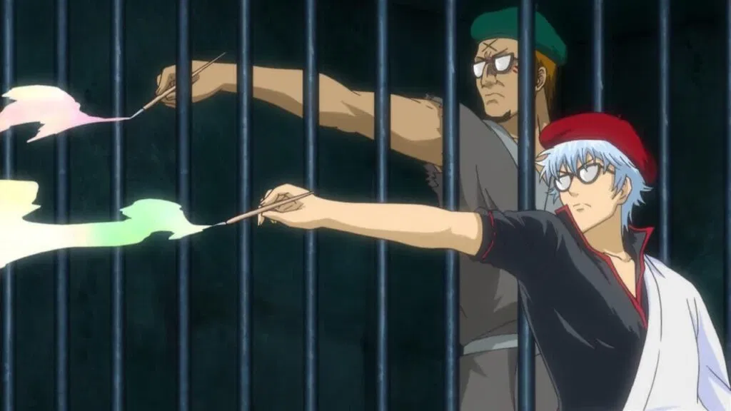 Cena de Gintama com dois personagens atrás de grades. Em primeiro plano, um personagem de cabelo prateado com boina vermelha aponta um pincel que solta um efeito de tinta clara. Ao fundo, outro personagem com óculos e boina verde faz o mesmo, em um cenário escuro.