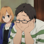 Cena de Shirobako em que um personagem de óculos está sentado no sofá, apoiando o rosto nas mãos, com expressão de cansaço e apatia; ao fundo, uma personagem observa em silêncio, em um ambiente interno, sugerindo esgotamento e pressão no trabalho.