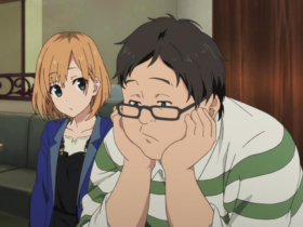 Cena de Shirobako em que um personagem de óculos está sentado no sofá, apoiando o rosto nas mãos, com expressão de cansaço e apatia; ao fundo, uma personagem observa em silêncio, em um ambiente interno, sugerindo esgotamento e pressão no trabalho.