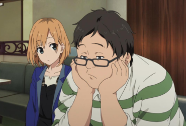 Cena de Shirobako em que um personagem de óculos está sentado no sofá, apoiando o rosto nas mãos, com expressão de cansaço e apatia; ao fundo, uma personagem observa em silêncio, em um ambiente interno, sugerindo esgotamento e pressão no trabalho.