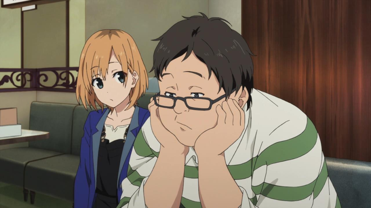 Cena de Shirobako em que um personagem de óculos está sentado no sofá, apoiando o rosto nas mãos, com expressão de cansaço e apatia; ao fundo, uma personagem observa em silêncio, em um ambiente interno, sugerindo esgotamento e pressão no trabalho.