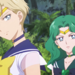 Cena de Sailor Moon com Haruka Tenou e Michiru Kaiou (Sailor Uranus e Sailor Neptune) em destaque, com expressões sérias e postura confiante, em um cenário externo com vegetação ao fundo.