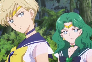 Cena de Sailor Moon com Haruka Tenou e Michiru Kaiou (Sailor Uranus e Sailor Neptune) em destaque, com expressões sérias e postura confiante, em um cenário externo com vegetação ao fundo.