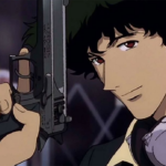 Close de Spike Spiegel, de Cowboy Bebop, segurando uma arma ao lado do rosto e usando fones grandes no pescoço, com fundo desfocado em tons urbanos.