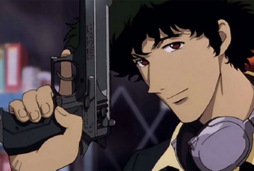 Close de Spike Spiegel, de Cowboy Bebop, segurando uma arma ao lado do rosto e usando fones grandes no pescoço, com fundo desfocado em tons urbanos.
