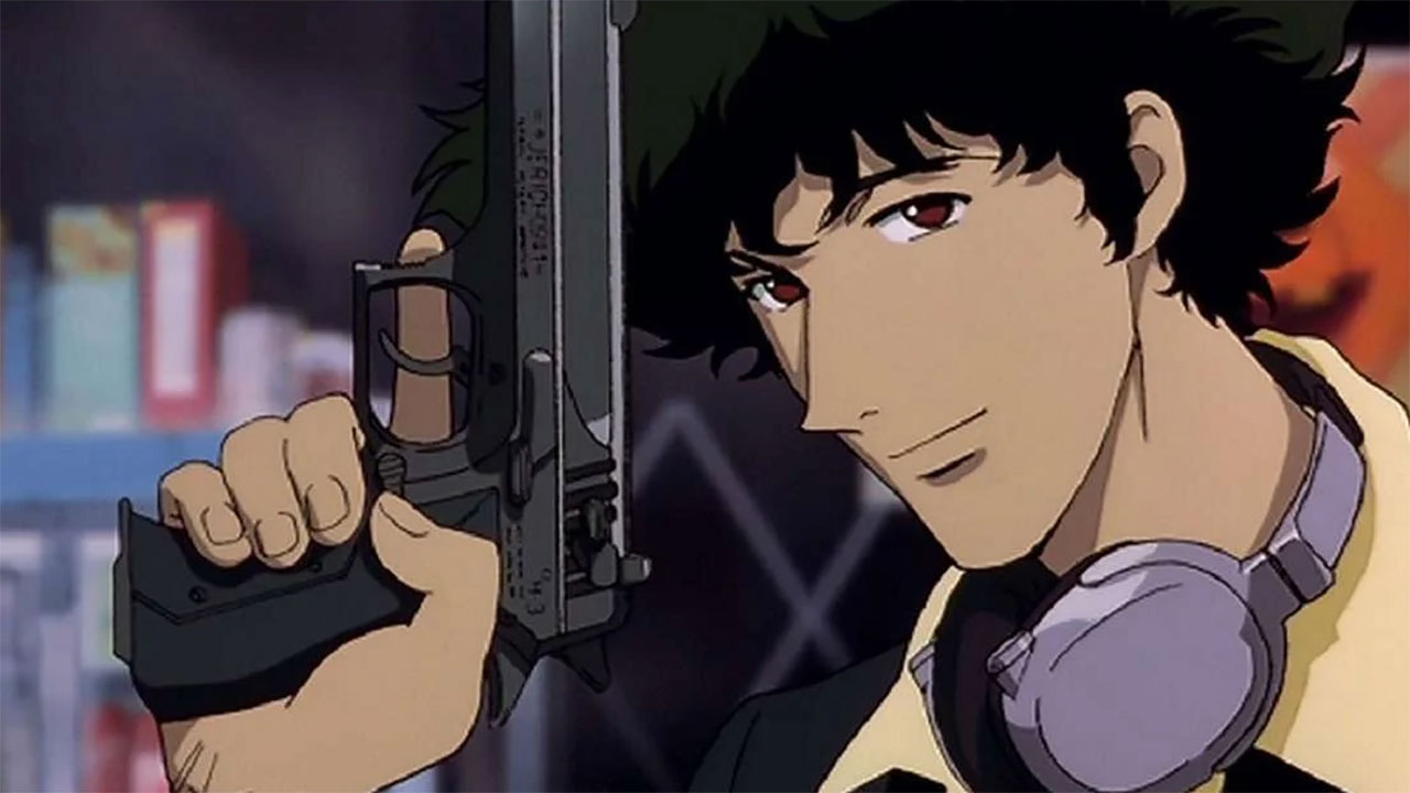 Close de Spike Spiegel, de Cowboy Bebop, segurando uma arma ao lado do rosto e usando fones grandes no pescoço, com fundo desfocado em tons urbanos.