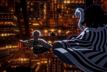 Personagem de Demon Slayer pulando em direção a uma cidade japonesa iluminada à noite, com um demônio de roupa listrada observando ao fundo em primeiro plano