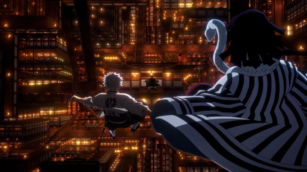 Personagem de Demon Slayer pulando em direção a uma cidade japonesa iluminada à noite, com um demônio de roupa listrada observando ao fundo em primeiro plano