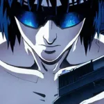 Personagem de Ghost in the Shell em close, com cabelo escuro e viseira azul brilhante, segurando uma arma em um cenário tecnológico de tons azuis, sugerindo introspecção e tensão.