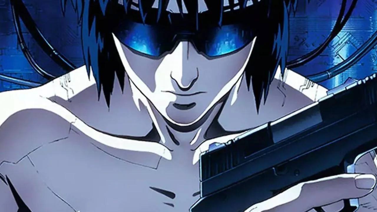 Personagem de Ghost in the Shell em close, com cabelo escuro e viseira azul brilhante, segurando uma arma em um cenário tecnológico de tons azuis, sugerindo introspecção e tensão.