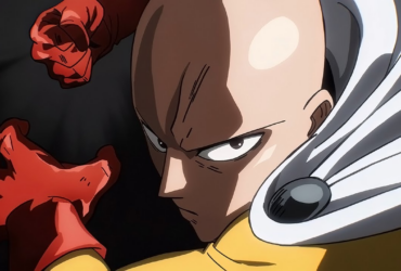 Frame da abertura de One Punch Man mostrando Saitama com luvas vermelhas, braço levantado e expressão focada, em um fundo escuro, sugerindo um golpe iminente.