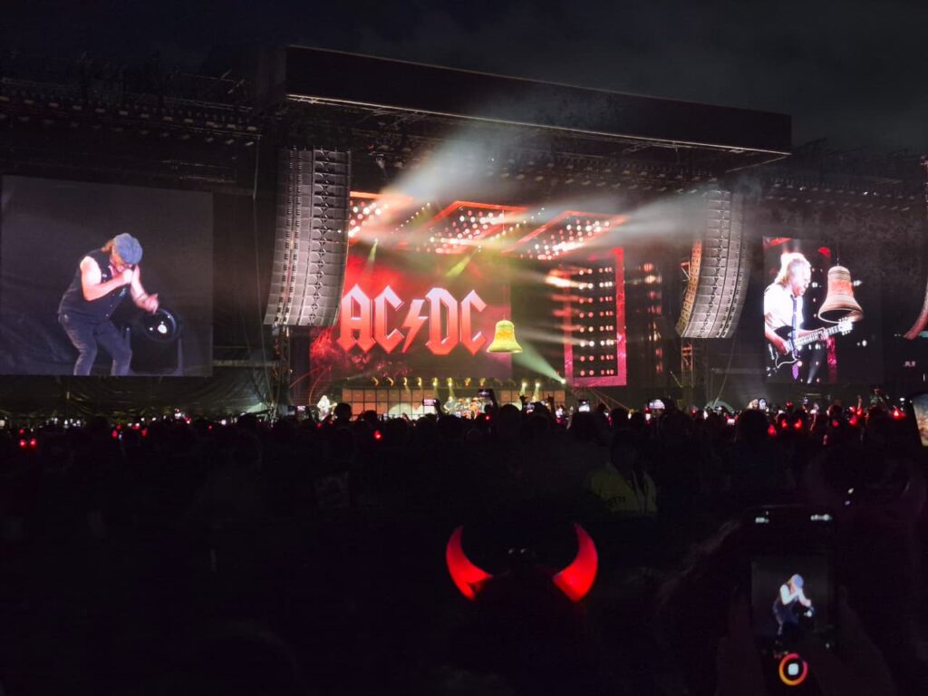 Telões exibem o logo do AC/DC enquanto a banda leva milhares de fãs ao delírio no Morumbis.