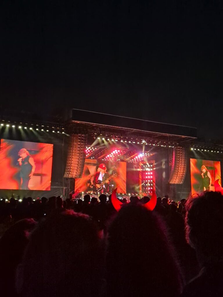 AC/DC transforma o Morumbis em um mar de rock com milhares de fãs cantando clássicos da banda.
