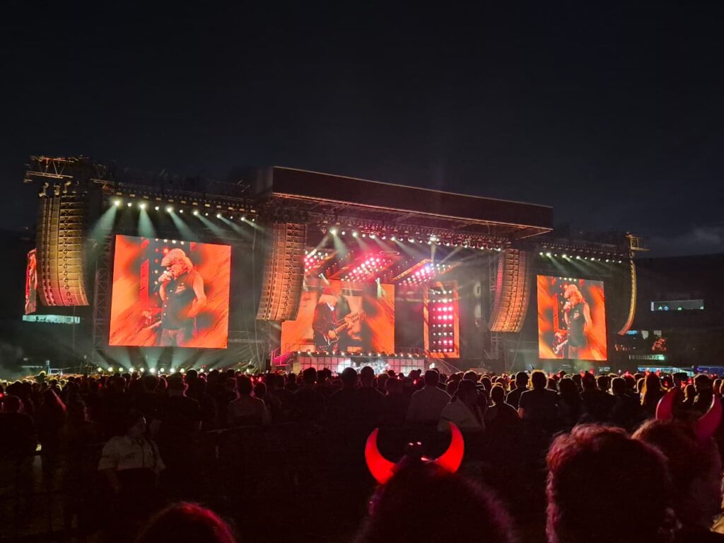 AC/DC se apresentando no estádio Morumbis em São Paulo durante show da turnê