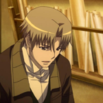 Personagem masculino de anime em um interior com prateleiras e rolos de pergaminho ao fundo, olhando para baixo com expressão séria, como se estivesse pensando em uma negociação, em uma cena de Spice and Wolf.