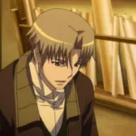 Personagem masculino de anime em um interior com prateleiras e rolos de pergaminho ao fundo, olhando para baixo com expressão séria, como se estivesse pensando em uma negociação, em uma cena de Spice and Wolf.
