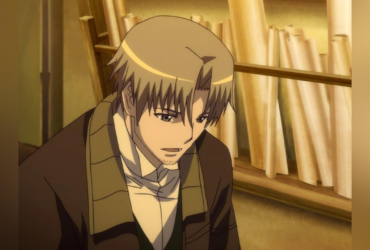 Personagem masculino de anime em um interior com prateleiras e rolos de pergaminho ao fundo, olhando para baixo com expressão séria, como se estivesse pensando em uma negociação, em uma cena de Spice and Wolf.