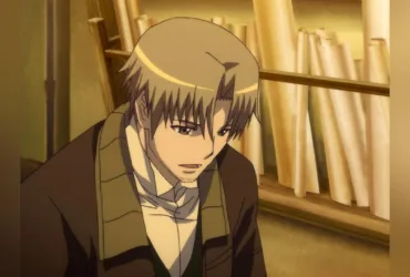 Personagem masculino de anime em um interior com prateleiras e rolos de pergaminho ao fundo, olhando para baixo com expressão séria, como se estivesse pensando em uma negociação, em uma cena de Spice and Wolf.