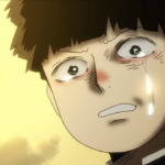 Close no rosto de Mob, personagem de Mob Psycho 100, com lágrimas escorrendo e expressão de dor e vulnerabilidade, em um fundo iluminado em tons amarelos.
