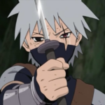 Kakashi Hatake em Kakashi Gaiden, segurando uma lâmina com lágrimas nos olhos, com o Sharingan recém-implantado de Obito em um dos olhos, em um momento de choque e dor após a missão.