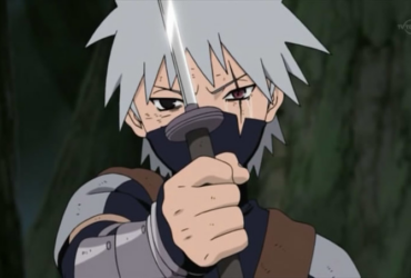 Kakashi Hatake em Kakashi Gaiden, segurando uma lâmina com lágrimas nos olhos, com o Sharingan recém-implantado de Obito em um dos olhos, em um momento de choque e dor após a missão.
