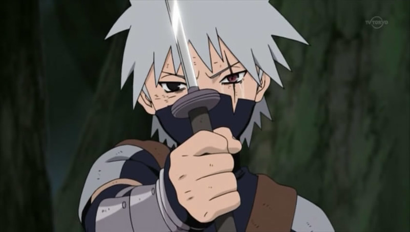 Kakashi Hatake em Kakashi Gaiden, segurando uma lâmina com lágrimas nos olhos, com o Sharingan recém-implantado de Obito em um dos olhos, em um momento de choque e dor após a missão.