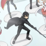 Estatuetas de Sword Art Online em estilo chibi, com um personagem de roupa preta e espada no centro e outras figuras em bases brancas ao redor, aparecendo como referência visual em uma cena de outro anime.