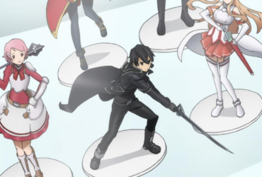 Estatuetas de Sword Art Online em estilo chibi, com um personagem de roupa preta e espada no centro e outras figuras em bases brancas ao redor, aparecendo como referência visual em uma cena de outro anime.