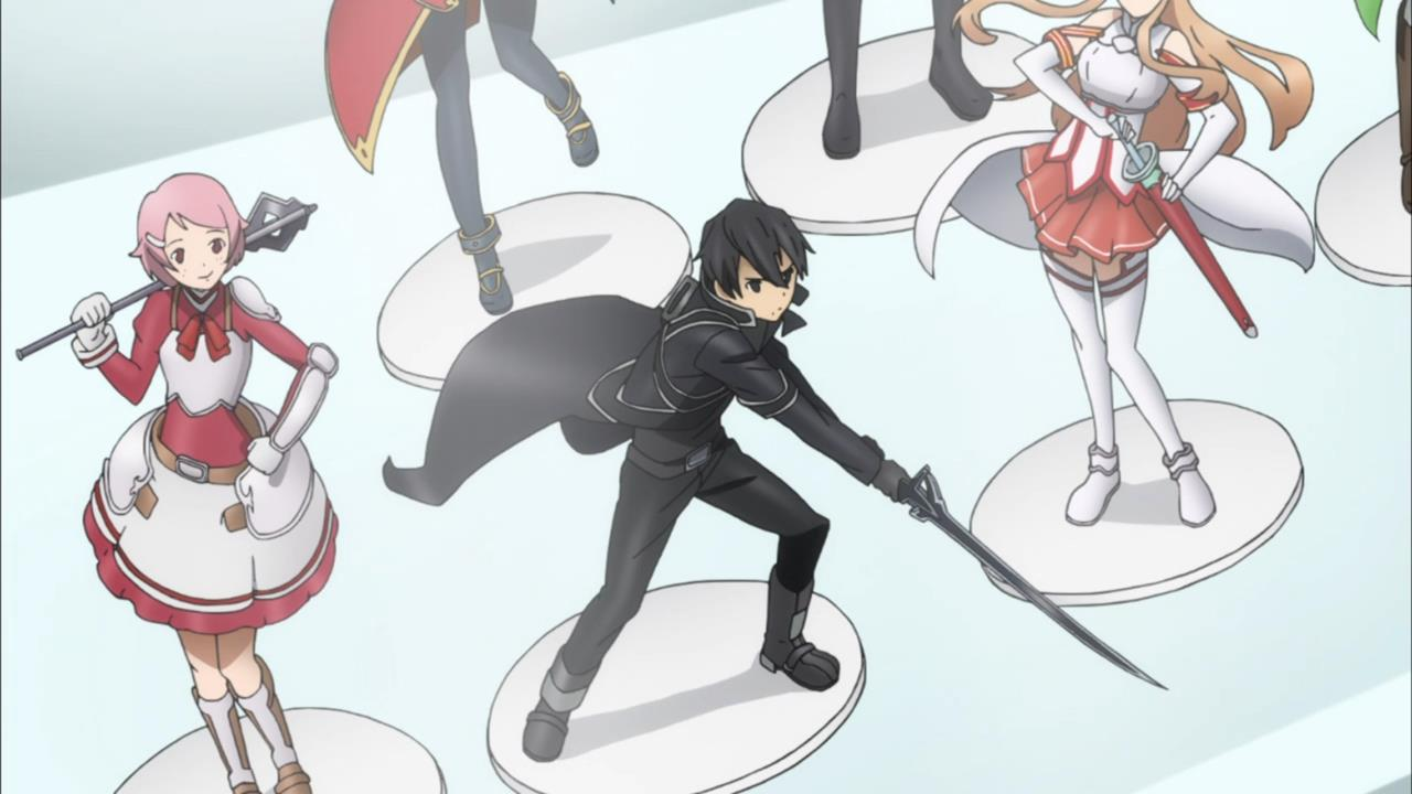 Estatuetas de Sword Art Online em estilo chibi, com um personagem de roupa preta e espada no centro e outras figuras em bases brancas ao redor, aparecendo como referência visual em uma cena de outro anime.