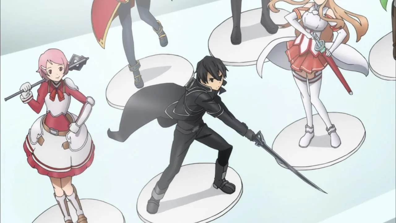 Estatuetas de Sword Art Online em estilo chibi, com um personagem de roupa preta e espada no centro e outras figuras em bases brancas ao redor, aparecendo como referência visual em uma cena de outro anime.