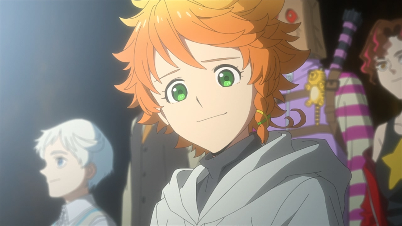 Close em Emma, com cabelo laranja e olho verde, e Norman ao fundo em uma cena de The Promised Neverland, representando o debate sobre finais controversos de anime.