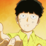 Shigeo “Mob” Kageyama, protagonista de Mob Psycho 100, em primeiro plano com o braço estendido, expressão calma e olhos bem abertos, sobre um fundo quente em tons de laranja e amarelo.