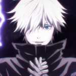 Gojo Satoru em close, com cabelo branco e um olho azul brilhando, diante de energia roxa ao fundo, em cena que remete ao uso do Infinito (Ilimitado) em Jujutsu Kaisen.