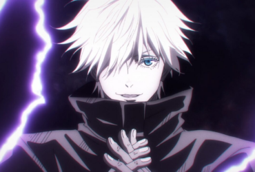 Gojo Satoru em close, com cabelo branco e um olho azul brilhando, diante de energia roxa ao fundo, em cena que remete ao uso do Infinito (Ilimitado) em Jujutsu Kaisen.