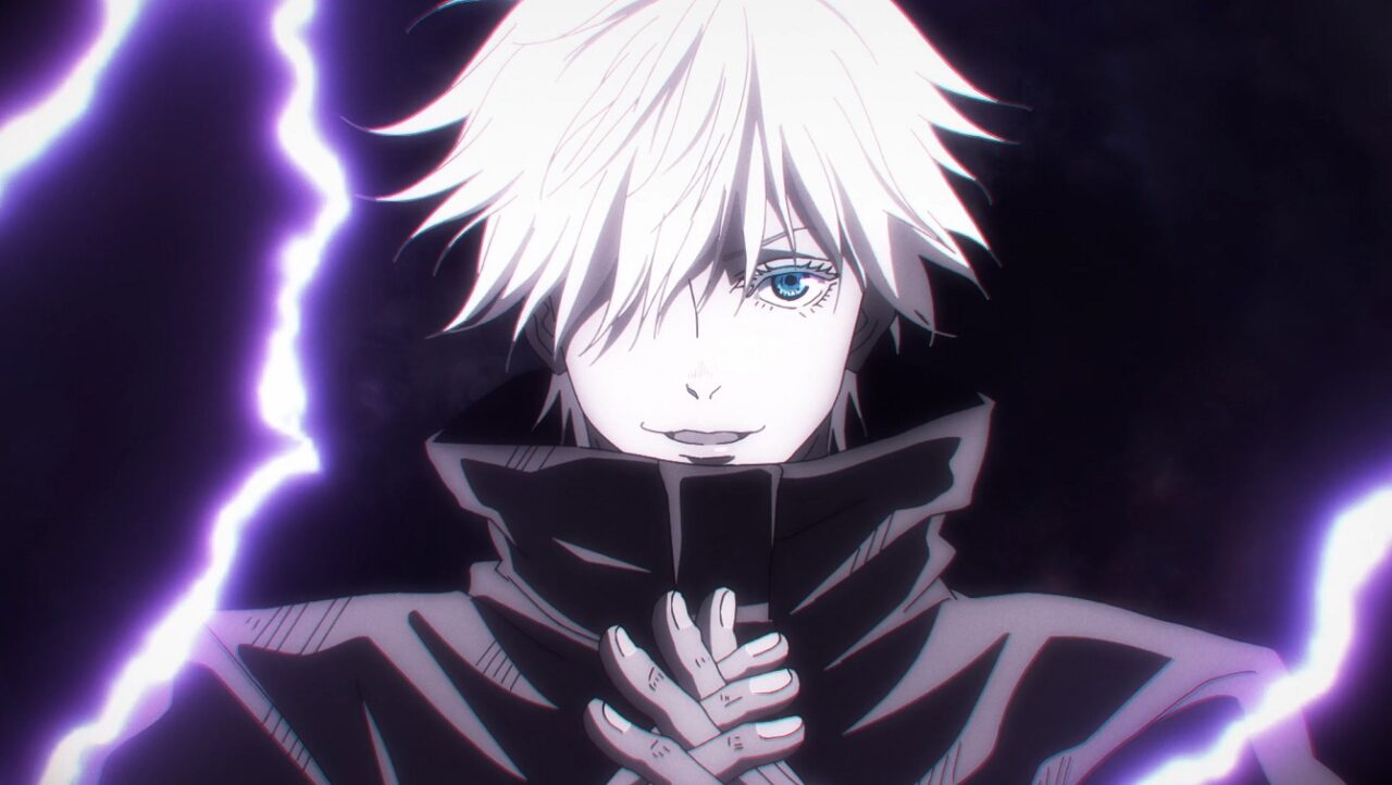 Gojo Satoru em close, com cabelo branco e um olho azul brilhando, diante de energia roxa ao fundo, em cena que remete ao uso do Infinito (Ilimitado) em Jujutsu Kaisen.