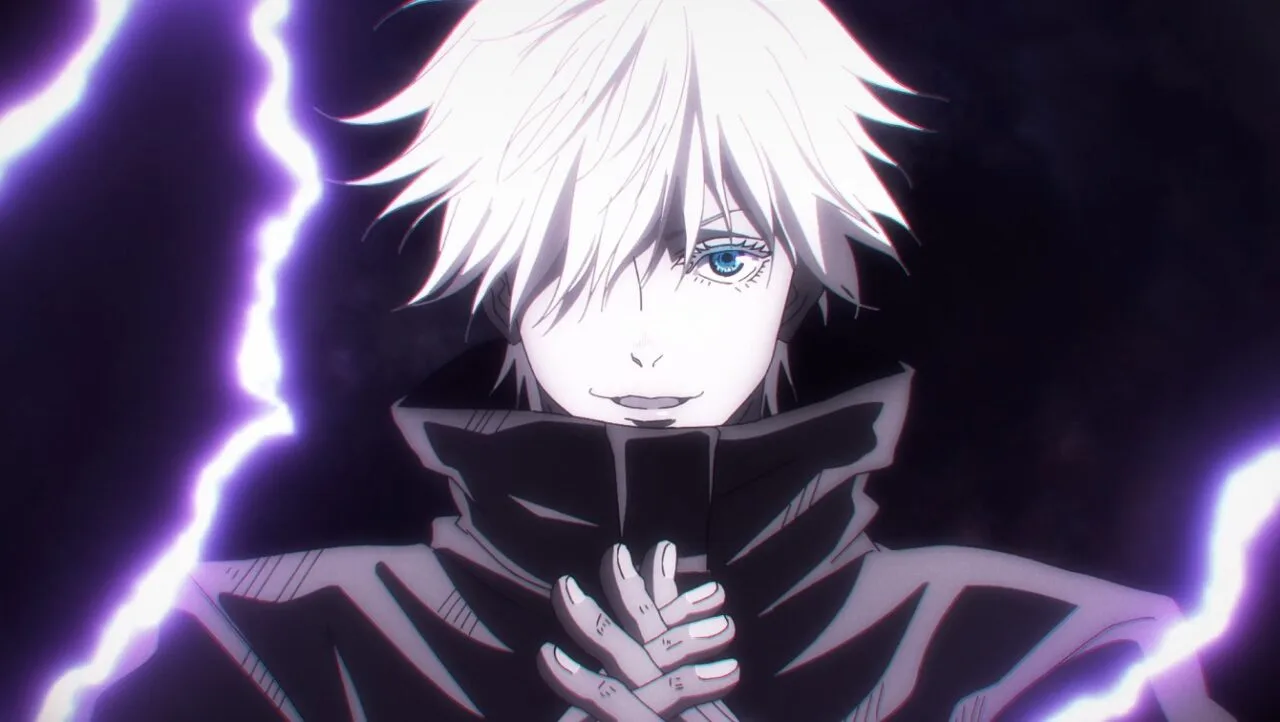 Gojo Satoru em close, com cabelo branco e um olho azul brilhando, diante de energia roxa ao fundo, em cena que remete ao uso do Infinito (Ilimitado) em Jujutsu Kaisen.