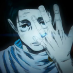 Close no rosto de Yuta Okkotsu com a mão levantada em frente ao rosto, destacando o anel no dedo, em cena de Jujutsu Kaisen que simboliza a conexão com a Rika e o poder com tempo limitado.