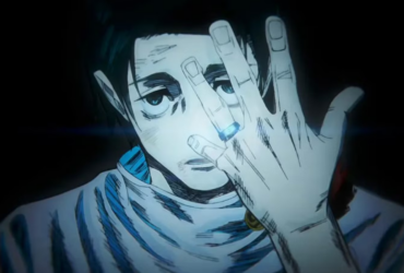 Close no rosto de Yuta Okkotsu com a mão levantada em frente ao rosto, destacando o anel no dedo, em cena de Jujutsu Kaisen que simboliza a conexão com a Rika e o poder com tempo limitado.