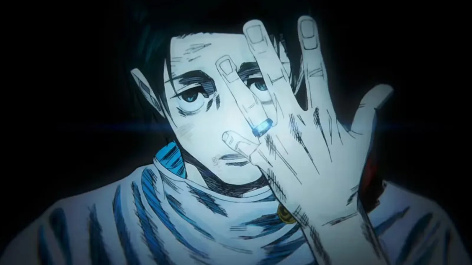 Close no rosto de Yuta Okkotsu com a mão levantada em frente ao rosto, destacando o anel no dedo, em cena de Jujutsu Kaisen que simboliza a conexão com a Rika e o poder com tempo limitado.