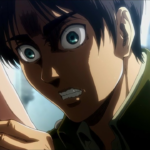 Close no rosto de Eren Yeager com expressão tensa e olhos arregalados, em uma cena dramática de Attack on Titan, sugerindo urgência e conflito interno.