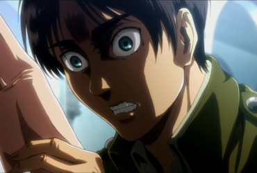 Close no rosto de Eren Yeager com expressão tensa e olhos arregalados, em uma cena dramática de Attack on Titan, sugerindo urgência e conflito interno.