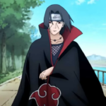 Itachi Uchiha usando manto preto da Akatsuki e bandana ninja, caminhando por uma estrada ao ar livre com árvores à esquerda e água/ponte à direita, com expressão séria e distante, sugerindo solidão e peso emocional.