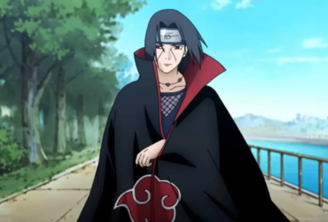 Itachi Uchiha usando manto preto da Akatsuki e bandana ninja, caminhando por uma estrada ao ar livre com árvores à esquerda e água/ponte à direita, com expressão séria e distante, sugerindo solidão e peso emocional.